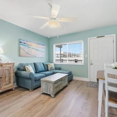 Cozy Ground-Floor Retreat at Tropic Breeze – Walk to Madeira Beach!