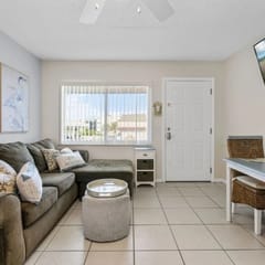 Madeira Beach Cozy 1-Bedroom Second-Floor Condo at Tropic Breeze #17