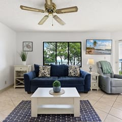 Nature Lover’s Paradise: 2BR/2BA Bayfront Retreat 🌿