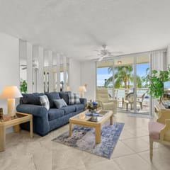 St Pete Isla Bahia Vista 8-212 2/2 Corner Unit