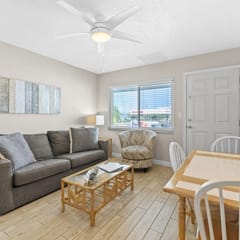 Tropic Breeze Unit 15 - Cozy 2nd Floor Condo in Madeira Beach