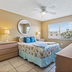 Waves 14 Condo: Beautiful 1-Bedroom with Pool