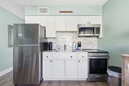 Cozy Ground-Floor Retreat at Tropic Breeze – Walk to Madeira Beach! - Image 5
