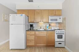 Tropic Breeze Unit 15 - Cozy 2nd Floor Condo in Madeira Beach - Image 5