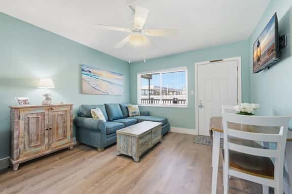 Cozy Ground-Floor Retreat at Tropic Breeze – Walk to Madeira Beach! - Image 1