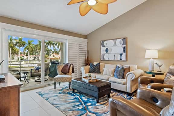Gorgeous Updated 2 Bedroom Vista Verde West Lake View Unit 2-213 - Image 1