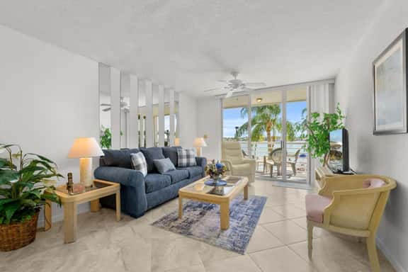 St Pete Isla Bahia Vista 8-212 2/2 Corner Unit - Image 1