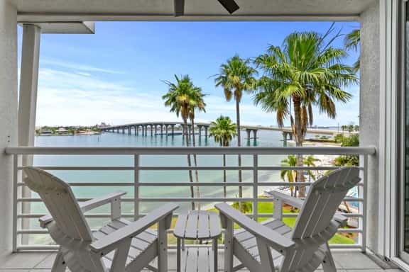 Waterfront Luxury 9-520 – Sunsets, Beach, Pool, Boat & Dolphin Views - Image 1