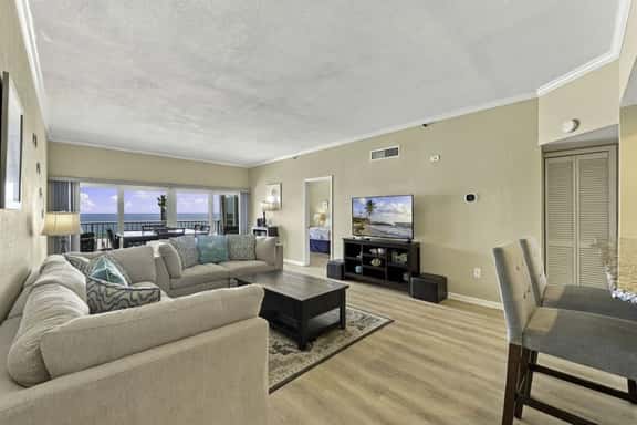 Stunning Gulf-Front 3BR Condo in Redington Shores – Pool, Balcony & Pet-Friendly - Image 1