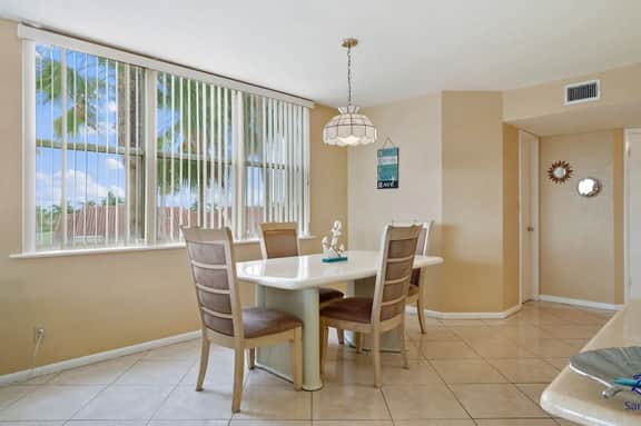 Bayfront Bahia Vista 9-424 w/ Balcony, Pool & Minutes to St. Pete Beach - Image 5