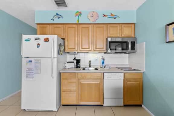 Cozy 1-Bdrm Madeira Beach – Tropic Breeze #11 Pool Access & Walk to Beach - Image 5