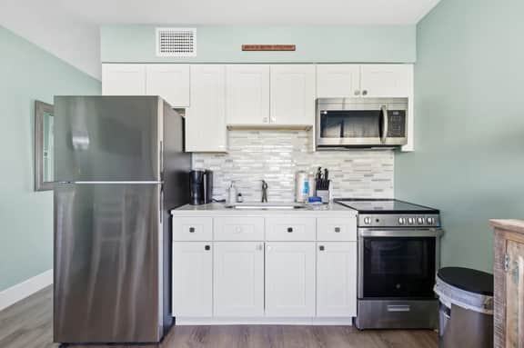 Cozy Ground-Floor Retreat at Tropic Breeze – Walk to Madeira Beach! - Image 5