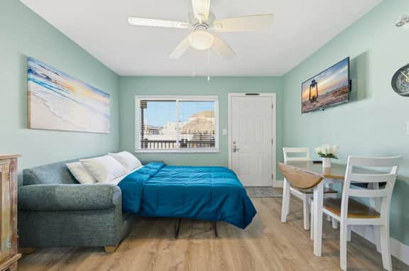 Cozy Ground-Floor Retreat at Tropic Breeze – Walk to Madeira Beach! - Image 4