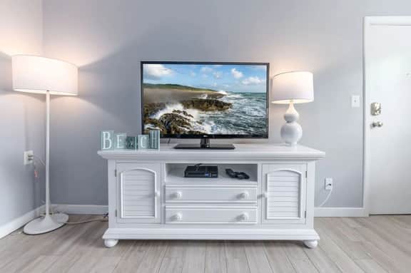 Friendly Native Retreat: 2BD|1BR| Walk to Beach! - Image 4
