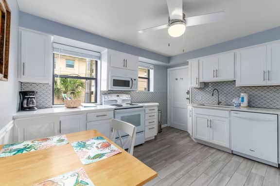 Friendly Native Retreat: 2BD|1BR| Walk to Beach! - Image 5