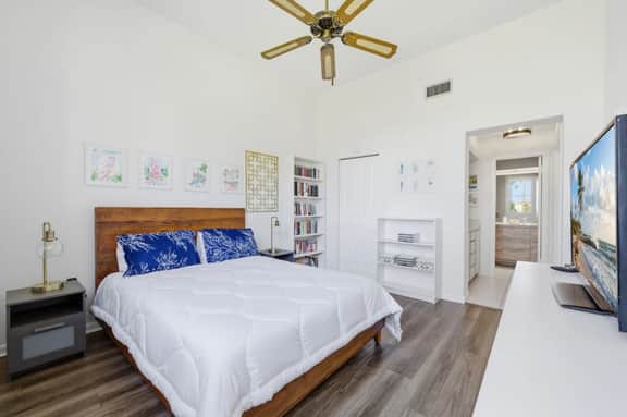 Isla Del Sol Condo | Golf Views, Pool & Balcony - Image 4