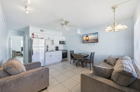 Madeira Beach| Tropic Breeze Unit 6| Ground Floor| - Image 3