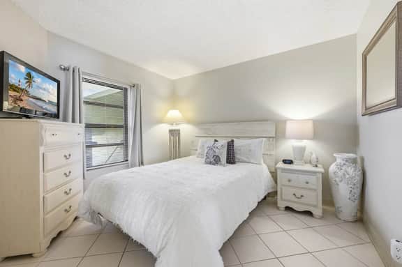 Nature Lover’s Paradise: 2BR/2BA Bayfront Retreat 🌿 - Image 3