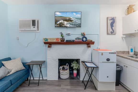 Rock Lobster 1 | Cozy Beach Cottage Steps from Treasure Island Beach & John’s Pass - Image 4