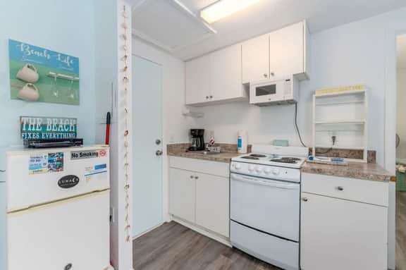Rock Lobster 2 | Beachside Cottage in Treasure Island FL – Steps to Beach & John’s Pass - Image 5