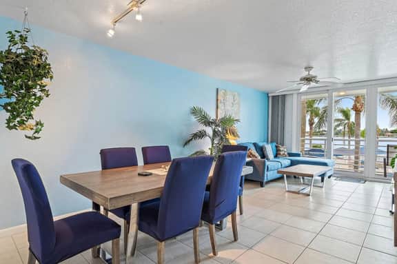 St Pete Isla Bahia Vista 8-210 Bay View - Image 3