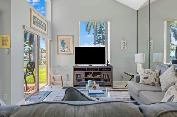 St Pete Isla Vista Verde North Mirada Townhome 3/2 TH-21 - Image 2