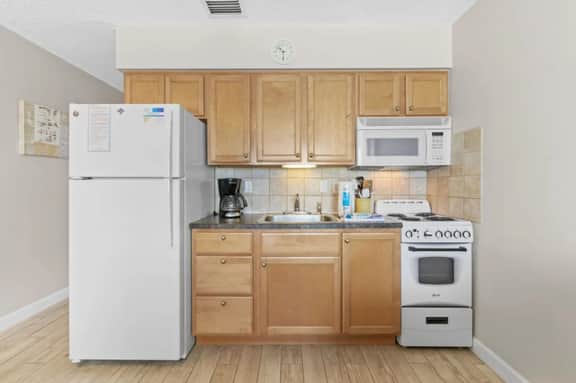 Tropic Breeze Unit 15 - Cozy 2nd Floor Condo in Madeira Beach - Image 5