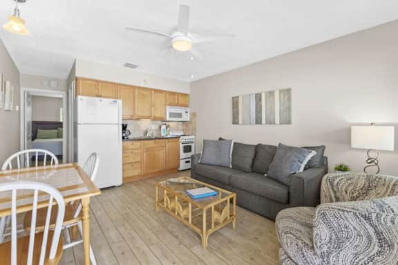 Tropic Breeze Unit 15 - Cozy 2nd Floor Condo in Madeira Beach - Image 4