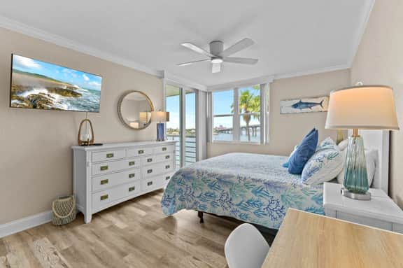 Waterfront Luxury 9-520 – Sunsets, Beach, Pool, Boat & Dolphin Views - Image 5
