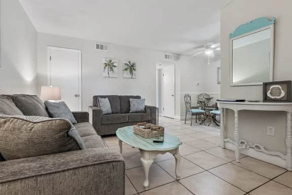 Waves 14 Condo: Beautiful 1-Bedroom with Pool - Image 2