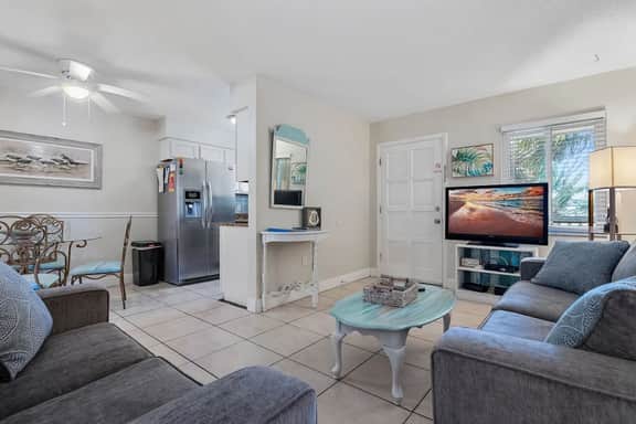 Waves 14 Condo: Beautiful 1-Bedroom with Pool - Image 5