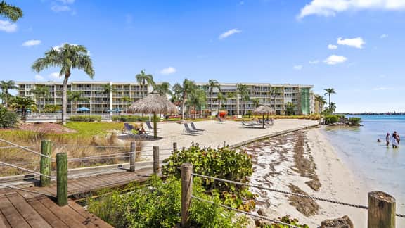 Waterfront Luxury 9-520 – Sunsets, Beach, Pool, Boat & Dolphin Views - Image 4
