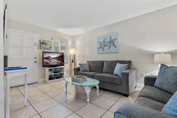 Waves 14 Condo: Beautiful 1-Bedroom with Pool - Image 4