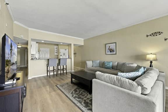 Stunning Gulf-Front 3BR Condo in Redington Shores – Pool, Balcony & Pet-Friendly - Image 2