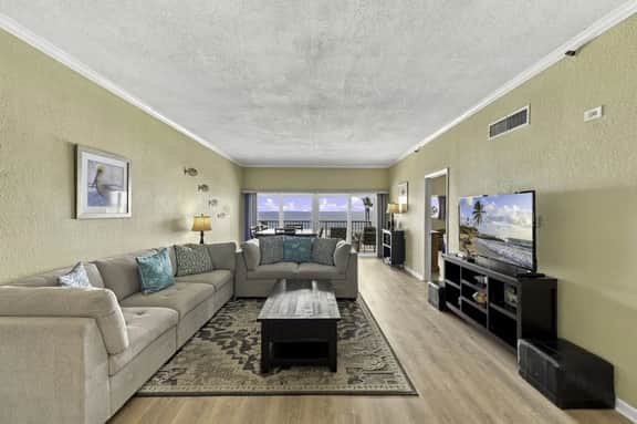 Stunning Gulf-Front 3BR Condo in Redington Shores – Pool, Balcony & Pet-Friendly - Image 3