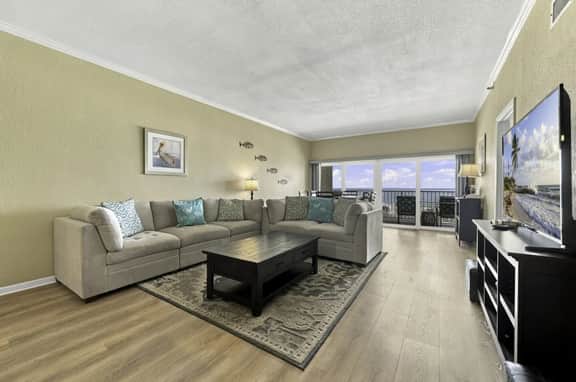 Stunning Gulf-Front 3BR Condo in Redington Shores – Pool, Balcony & Pet-Friendly - Image 4