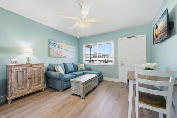 Cozy Ground-Floor Retreat at Tropic Breeze – Walk to Madeira Beach! - Image 1