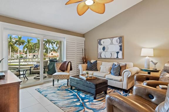Gorgeous Updated 2 Bedroom Vista Verde West Lake View Unit 2-213 - Image 1