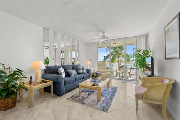 St Pete Isla Bahia Vista 8-212 2/2 Corner Unit - Image 1