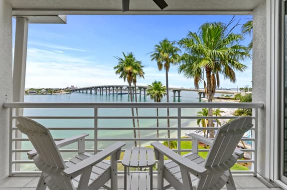 Waterfront Luxury 9-520 – Sunsets, Beach, Pool, Boat & Dolphin Views - Image 1