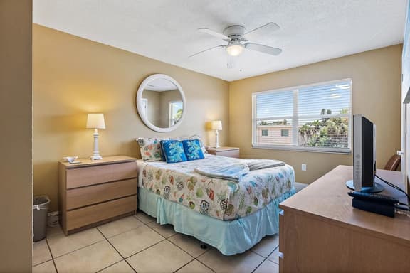 Waves 14 Condo: Beautiful 1-Bedroom with Pool - Image 1